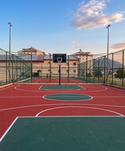 Bitlis'te futbol ve basketbol sahaları yenileniyor