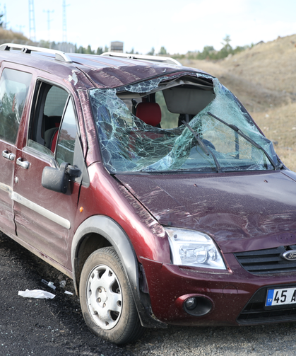 Kars'ta iki araç çarpıştı: 3 kişi yaralandı
