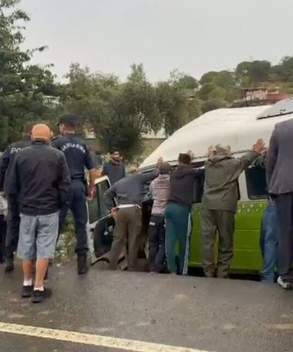 Çanakkale'de minibüs su kanalına devrildi; 1 ölü, 2 yaralı