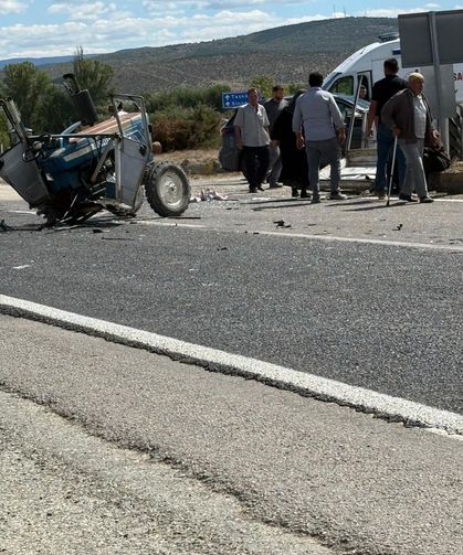 Otomobil ile çarpışan traktör ikiye bölündü