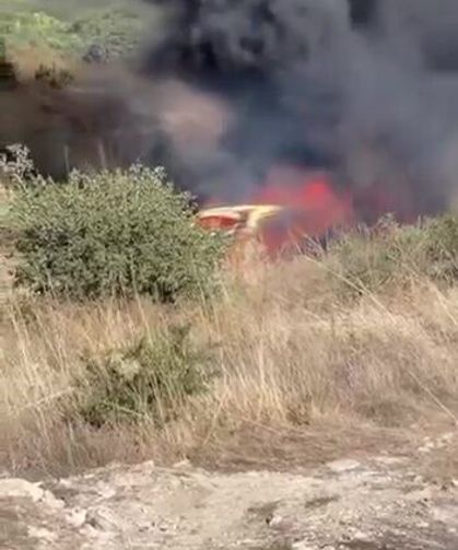 Park halindeki otomobilden çıkan yangın otluk alana sıçradı