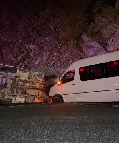 Giresun'da minibüs ile kamyonet çarpıştı: 23 yaralı