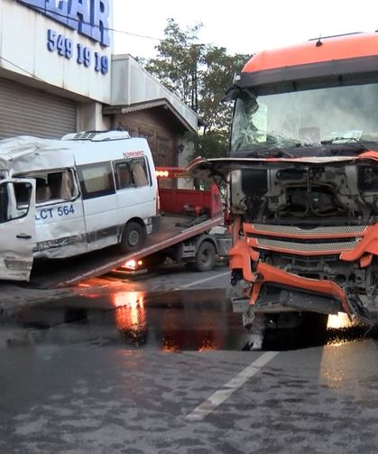 Ümraniye'de servis minibüsü ile kamyon çarpıştı