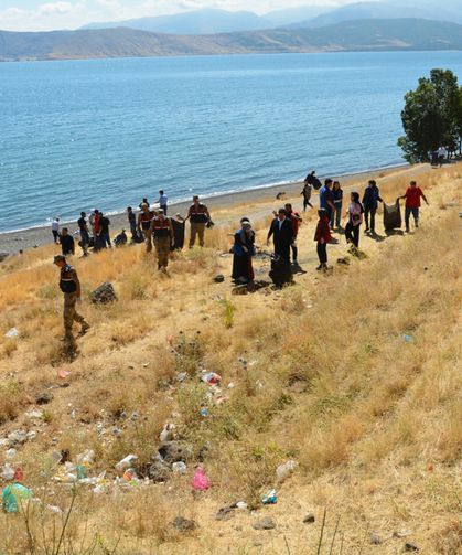 Van Gölü kıyısından 4 ton çöp toplandı