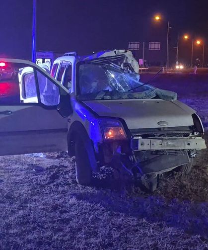Otobüs ile çarpışan hafif ticari araçtaki karı-koca öldü; 3 yaralı
