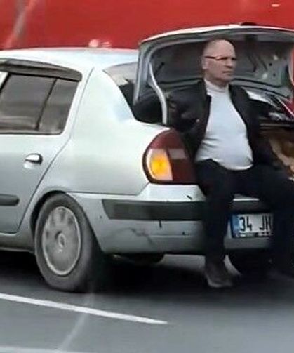Yaralanan kediyi kurtarmak için bagajda yolculuk yaptı