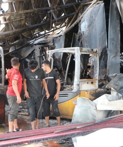 Sebze halinde 22 iş yerinin zarar gördüğü yangındaki hasar görüntülendi