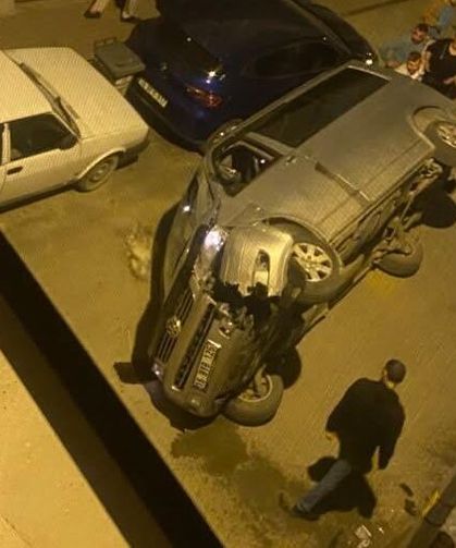 Elektrik panosuna çarpıp devrilen minibüsün sürücüsü kaçtı