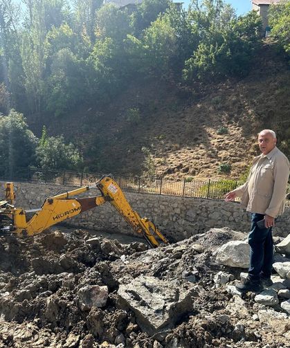 Hakkari’de hasar gören kanalizasyon hattı yeniden onarılıyor