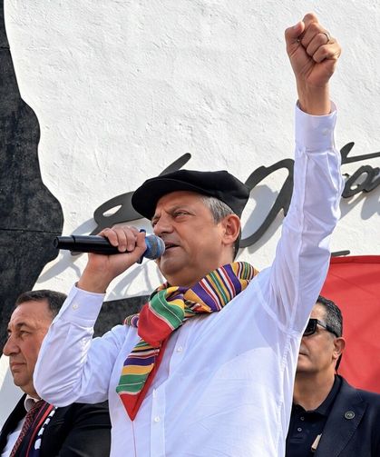 Özgür Özel, Vahap Seçer’i cezaevinde ziyaret etti
