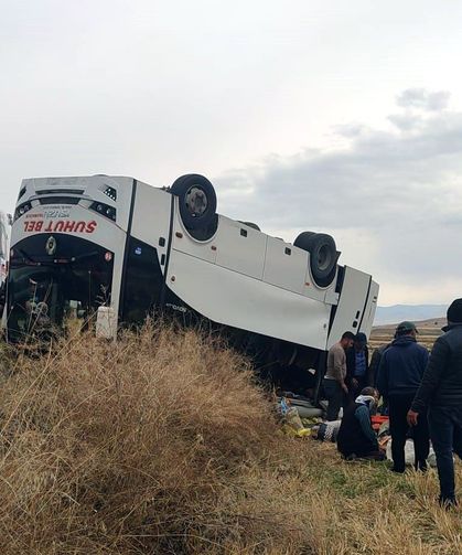 Midibüs, şarampole devrildi: 1 ölü, 27 yaralı