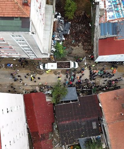 Ayazağa’da sokaklar ve stadyum çamurla doldu; temizlik çalışmaları havadan görüntülendi