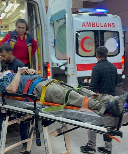 Otomobil ile minibüs çarpıştı; 15 yaralı