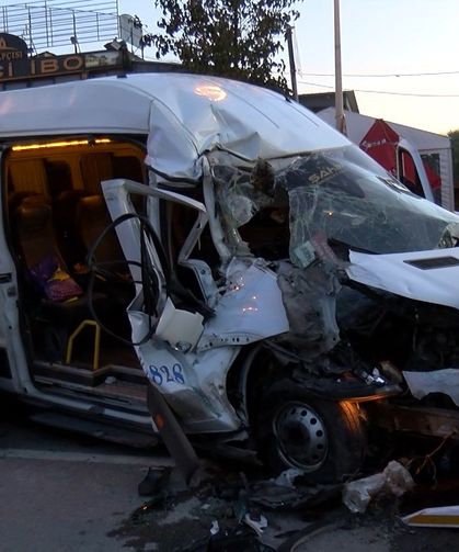 Servis minibüsü park halindeki hafriyat kamyonuna çarptı: 9 yaralı