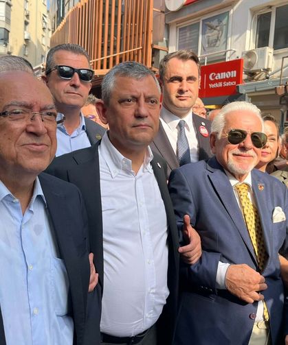 Özgür Özel, İzmir'de gazetecilerin yürüyüşüne katıldı