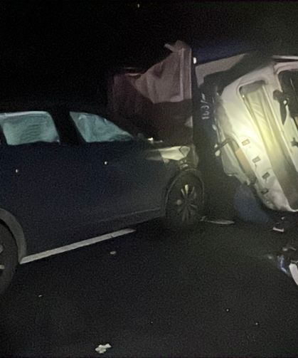 Otoyolda karşı şeride geçen TIR otomobile çarptı: 1 ölü, 2 yaralı