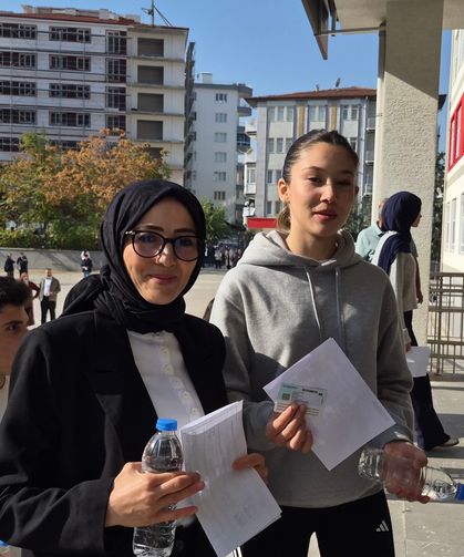 Anne ve kızı, aynı okulda KPSS'ye girdi