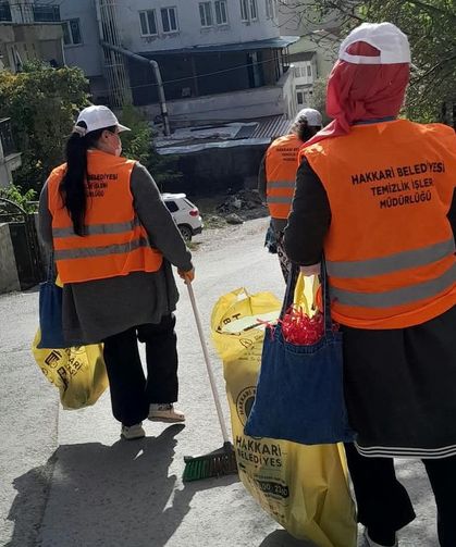 Hakkari’de rastgele atılan çöpler toplanıyor