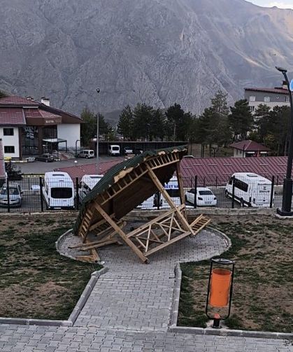 Hakkari’de yeni yapılan kamelyaya zarar verdiler