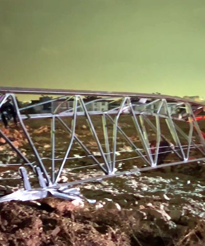 Hortum konteynerleri parçaladı, kule vinci devirdi; 4 ölü, 1 yaralı