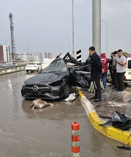 Yön tabelasının direğine çarpan otomobilin sürücüsü öldü
