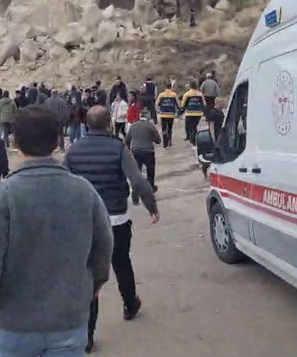 Kapadokya'da peribacasından kopan kayalar düştü; 2 ölü, 1 yaralı