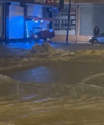 Mersin'de sağanak su baskınlarına neden oldu