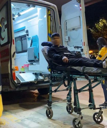 Topu almak için duvardan atlayan genç dikenli tellere takılıp ağır yaralandı