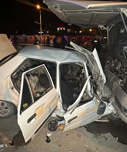 Otomobil, yolcu otobüsüne çarptı; 1'i ağır 3 yaralı