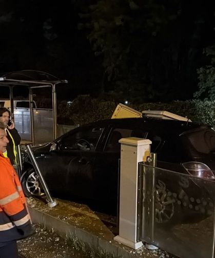 Tramvay durağına dalan otomobilin sürücüsü yaralandı
