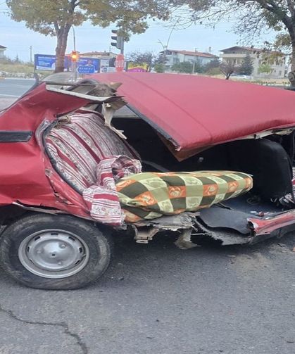 Minibüs ile çarpışan otomobil ikiye bölündü