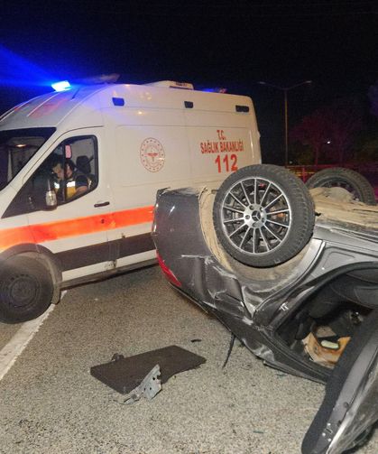 Kamyonetle çarpışan otomobil takla attı: 1'i ağır, 3 yaralı