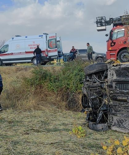 Adıyaman'da taksi şarampole devrildi: 5 yaralı