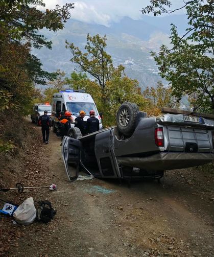 Freni tutmayan kamyonet takla attı; 2 yaralı