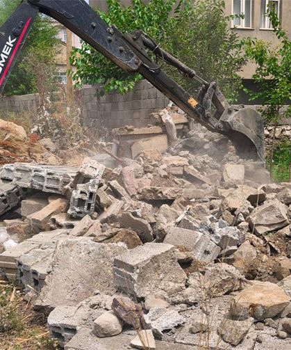 Yüksekova’da yeni yol açma çalışmaları sürüyor
