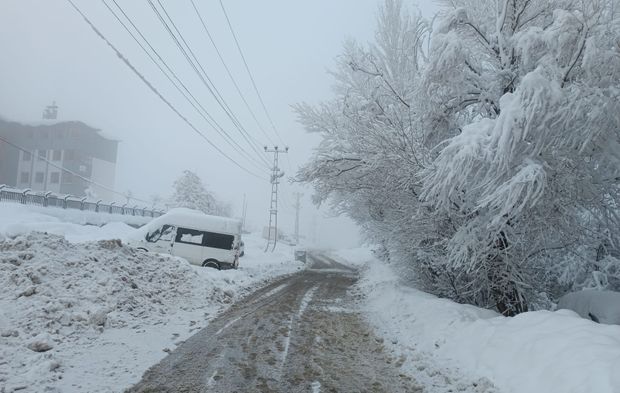 Hakkari'de kar yaşamı olumsuz etkiledi