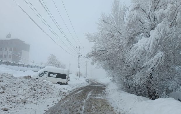 Hakkari'de kar yaşamı olumsuz etkiledi
