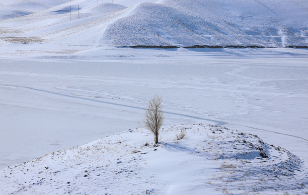 Van'da yüzeyi buz tutan Zernek Barajı dron ile görüntülendi