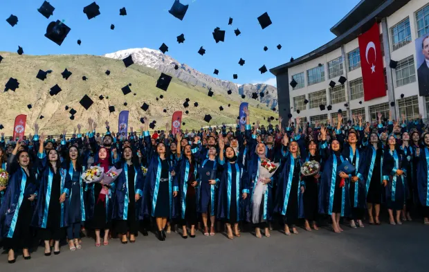 Hakkari Üniversitesi’nde mezuniyet coşkusu: 800 öğrenci kep attı