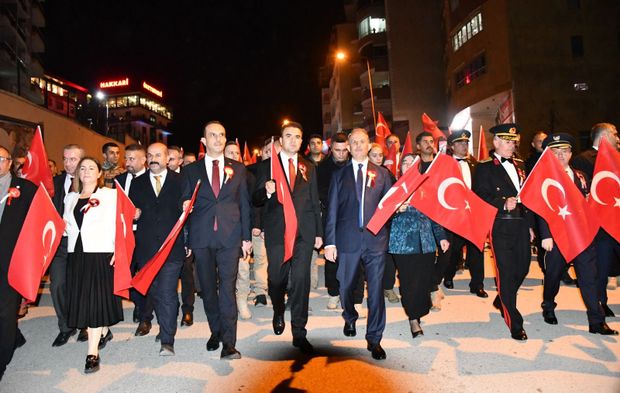 Hakkari'de Cumhuriyet bayramı yürüyüşü düzenlendi