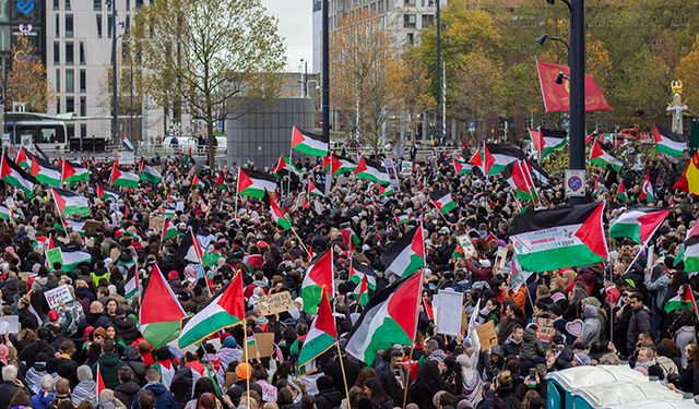 Hollanda'da 15 bin kişi Filistin için yürüdü