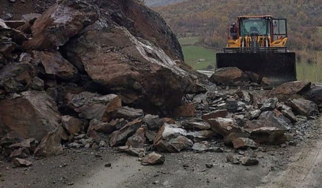 Hakkari'de kayaların kapattığı yol ulaşıma açıldı