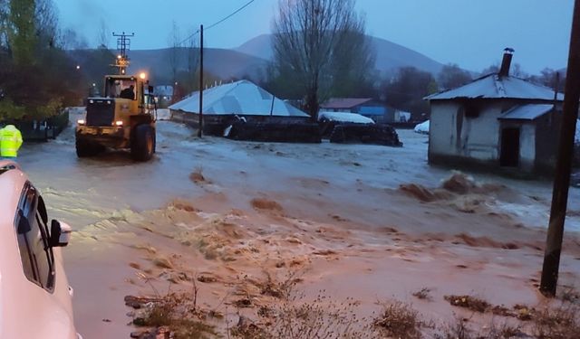 Sel nedeniyle 2 çoban ve hayvanları mahsur kaldı