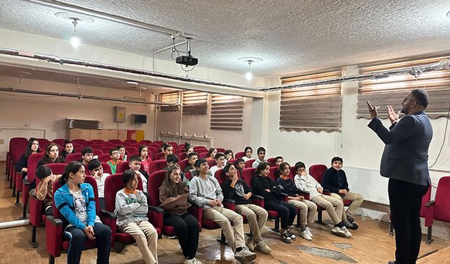 Hakkari İŞKUR öğrencilere meslek seçimini anlattı