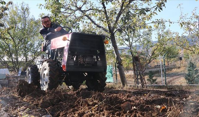 Bahçe işlerini kendi icadı olan traktörle yapıyor