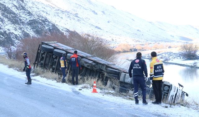 Şarampole devrilen tırın sürücüsü hayatını kaybetti