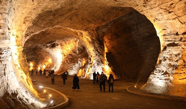 Yer altındaki tuz mağaraları turistlerin ziyaret rotası oldu