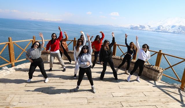 Kadınlar Akdamar Adası'nda spor yaptı
