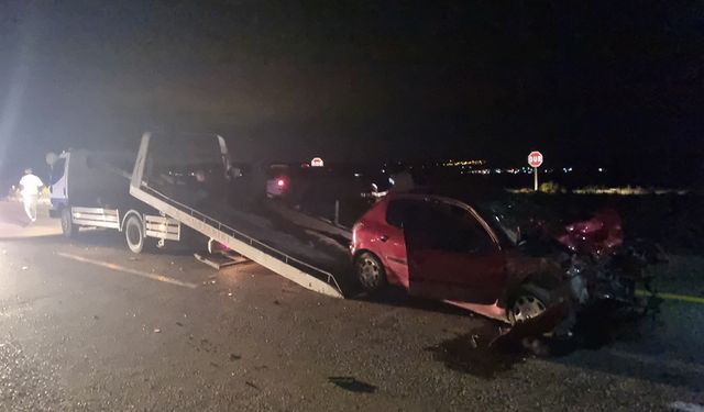 Otomobil ile minibüsün çarpıştığı kazada 13 kişi yaralandı