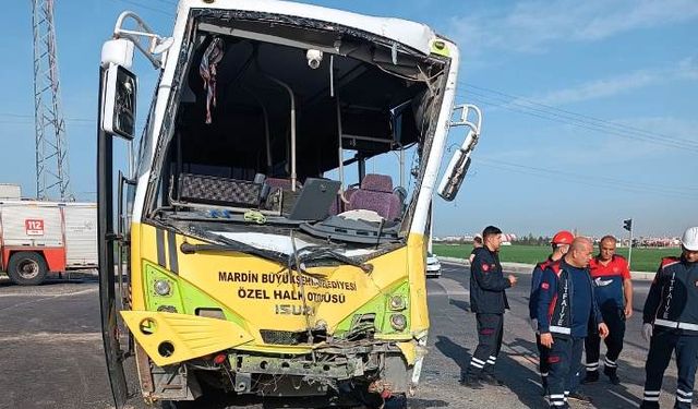 Mardin'de midibüs ile TIR'ın çarpıştığı kazada 18 kişi yaralandı
